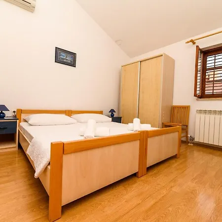 Πανσιόν Sobe I Mareta *